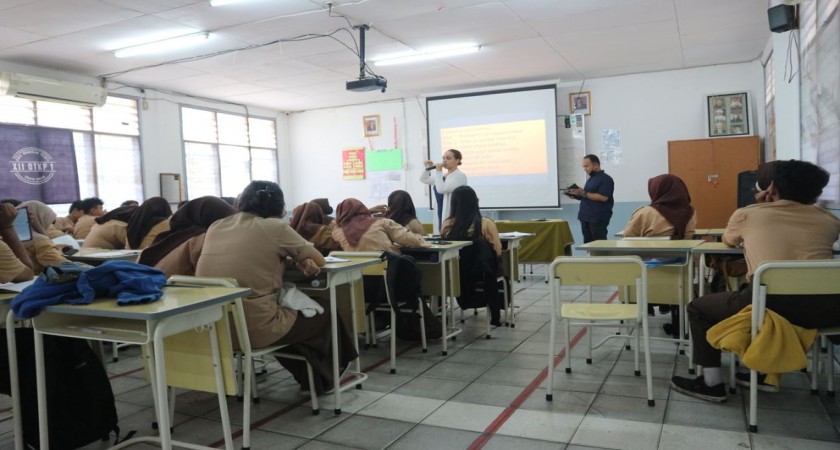 Berita: Pembelajaran Bahasa Inggris Bersama Penutur Asli (Native Speaker) di SMK Remaja Pluit - SMK Remaja Pluit