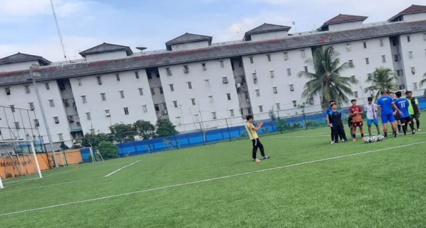 Berita: Kegiatan Latihan Rutin Ekstrakurikuler Sepak Bola SMK Remaja Pluit - SMK Remaja Pluit